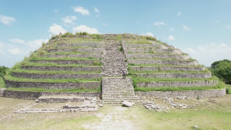 Acercamiento-A-Las-Ruinas-De-Una-Piramide-En-Izamal