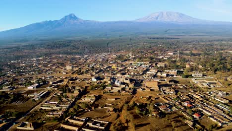 amanecer paisaje de kenya con una aldea, kilimanjaro y parque nacional de amboseli - seguimiento, vista aérea de avión no tripulado