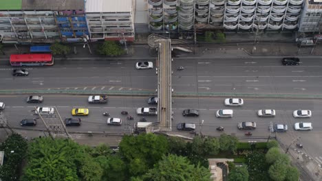 Lapso-De-Tiempo-De-Tráfico-En-Bangkok,-Desde-Lo-Alto-De-Un-Edificio