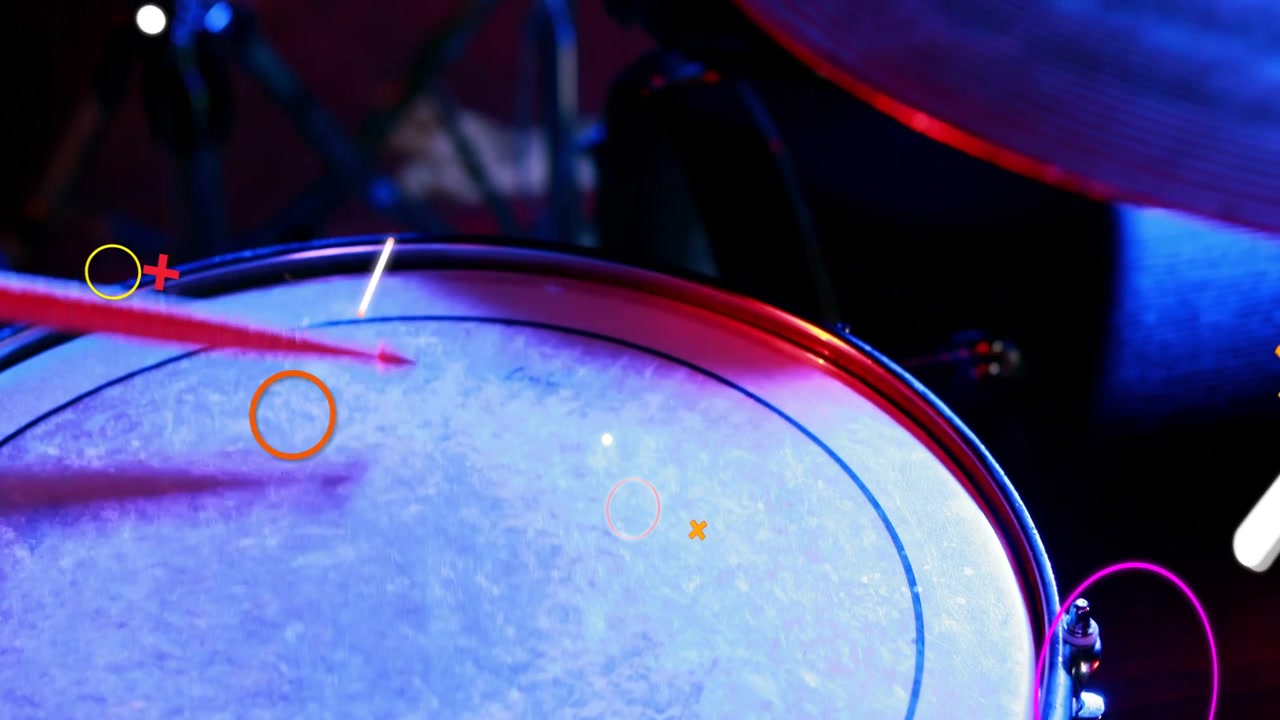Bacchetta che entra da sinistra e colpisce la pelle del tamburo su un palco musicale, con forme al neon animate che si sincronizzano con i colpi.