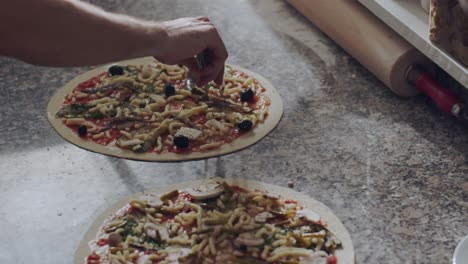 preparando pizza vegetariana en la cocina de un restaurante