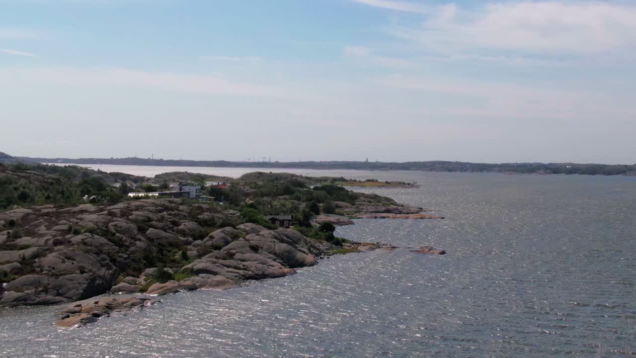 Vista sull'acqua frizzante lungo la costa granitica frastagliata della costa occidentale svedese
