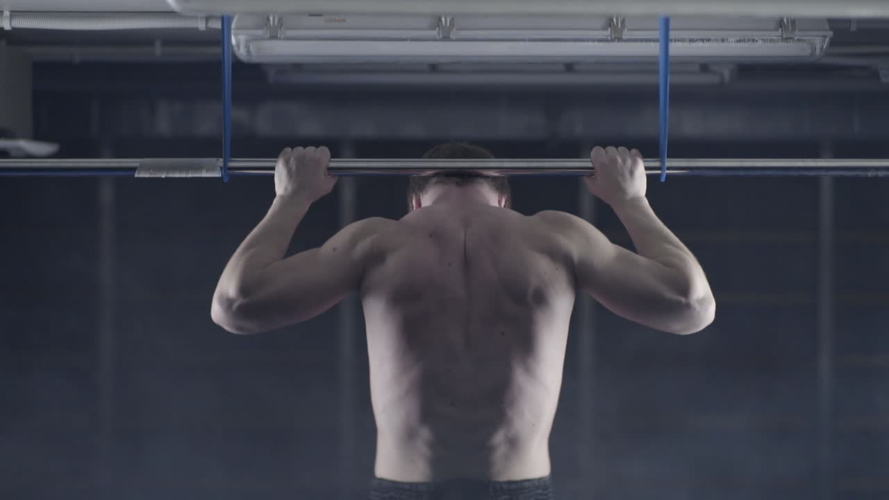 체육관에서 풀업을 하는 남자