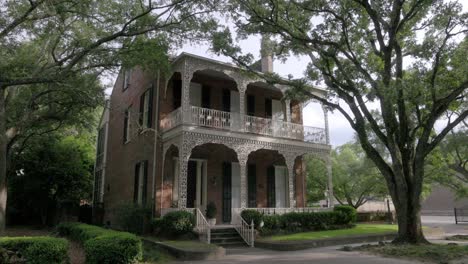 Casa-Histórica-Con-Valla-De-Hierro-Y-Viejos-Robles-Del-Sur-En-El-Centro-De-Mobile,-Alabama-Con-Video-Cardán-Caminando-Hacia-Adelante-En-Cámara-Lenta