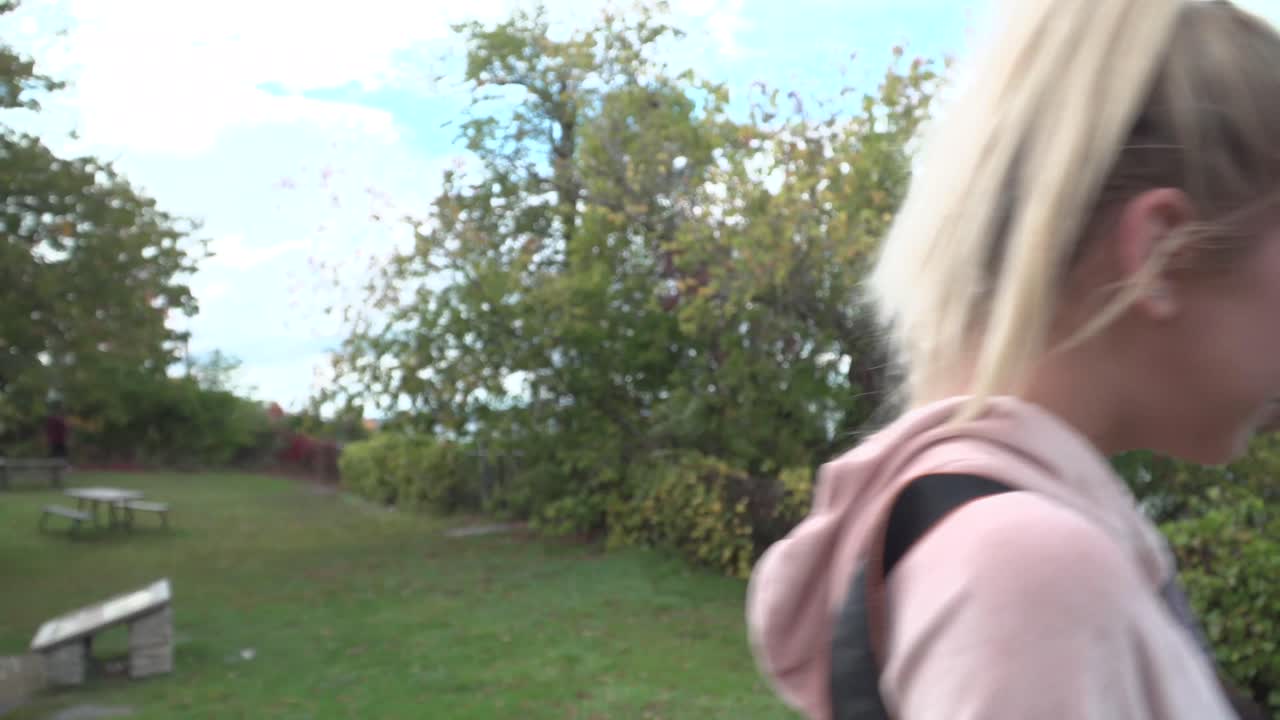 Unge kvinder udforsker under en pandemi
