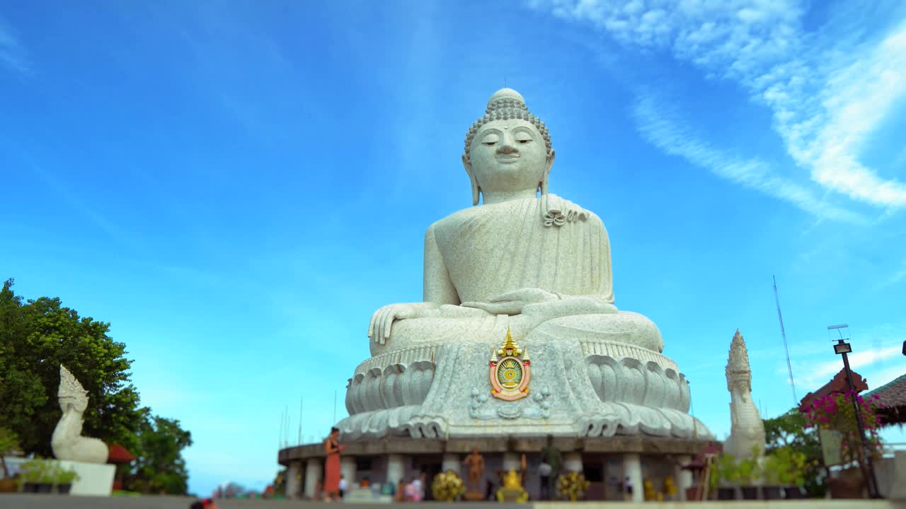 una estatua de un gran buda blanco. santuario religioso asiático. templo en la montaña. budismo, viajes y turismo