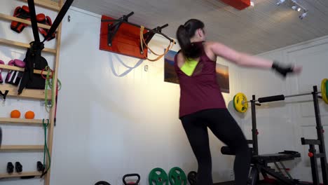 mujer atlética realizando ejercicios de resistencia en el gimnasio en casa sola