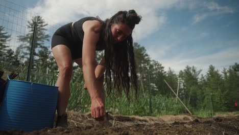 mujer niña agricultora plantando semillas en la granja k