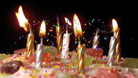 Velas-De-Cumpleaños-Encendidas-En-Un-Pastel-Con-Animación-De-Confeti-En-El-Fondo