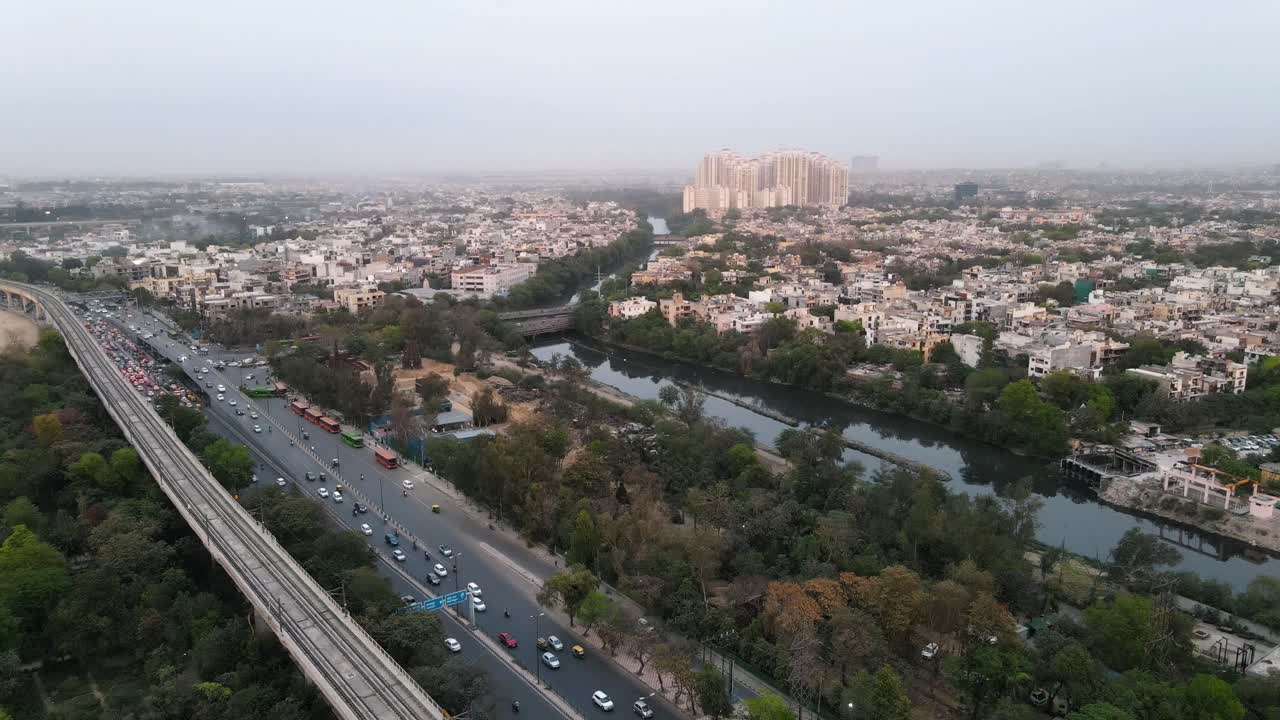 4K Drohnenaufnahmen eines Sonnenuntergangs in Neu-Delhi, einer indischen Stadt, über Bäumen und Häusern, mit wunderschönem Licht. Punjabi Bagh Club, ein gehobenes Viertel.