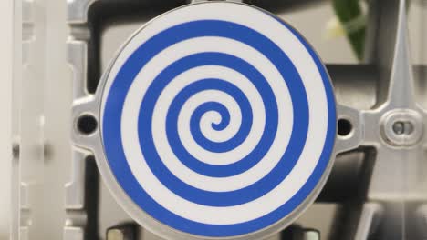 diseño en espiral en un componente metálico circular