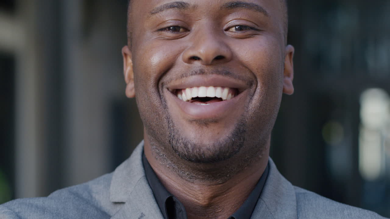Ritratto di uomo afroamericano felice e sorridente.