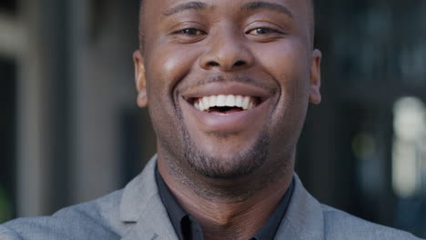 Porträt-Eines-Glücklichen-Afroamerikanischen-Mannes,-Der-Lächelt