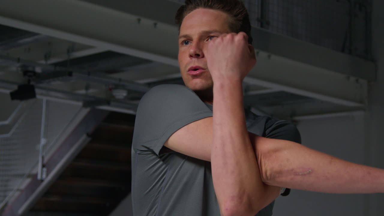 atleta masculino en ropa de fitness entrenando en el gimnasio calentándose y preparándose psicológicamente para un evento deportivo 2