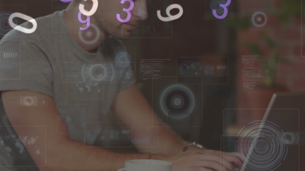 animación de números cambiantes y procesamiento de datos sobre un hombre biracial usando una computadora portátil en un café.