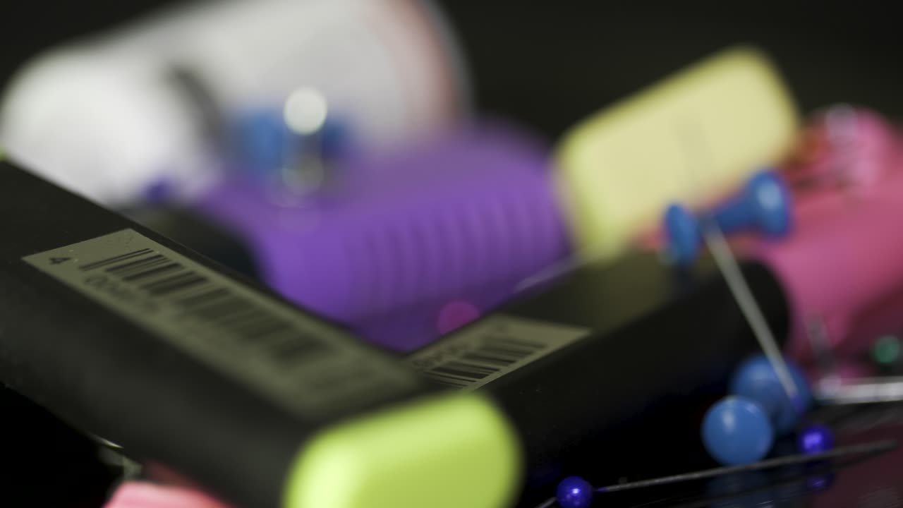 крупный план маркеров и ручек с помощью палков