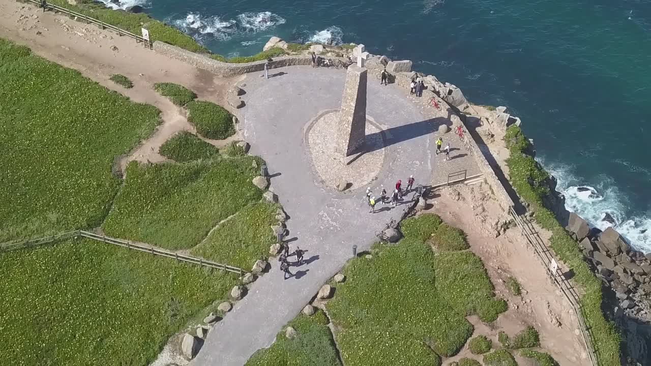 cabo da roca es un cabo que forma el punto más occidental de la cordillera de sintra, de portugal continental, de europa continental