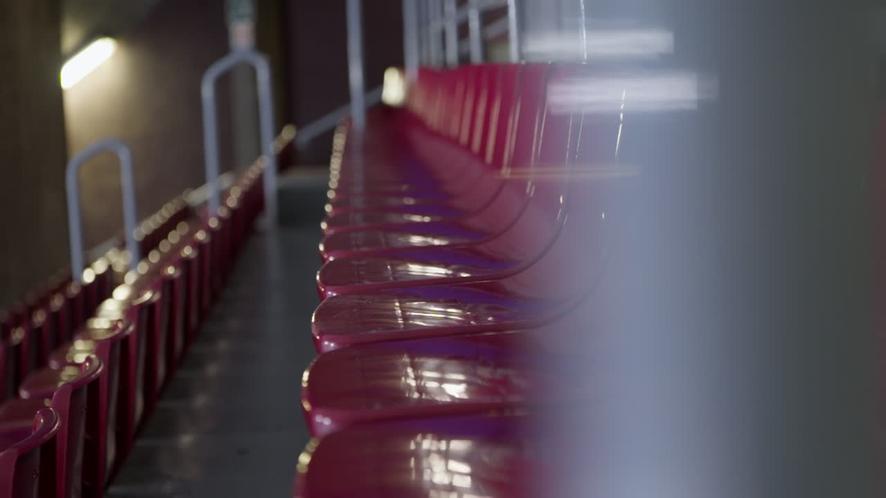 no hay personas sentadas en los asientos de color rojo del estadio, revelan la vista