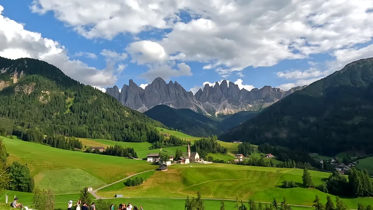 Timelapse, village de Santa Maddalena avec les montagnes Odle se dressant à l’arrière-plan
