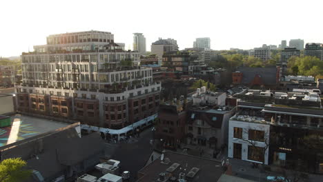 las casas de yorkville, toronto brillan en los rayos de luz mientras se filma desde el aire.