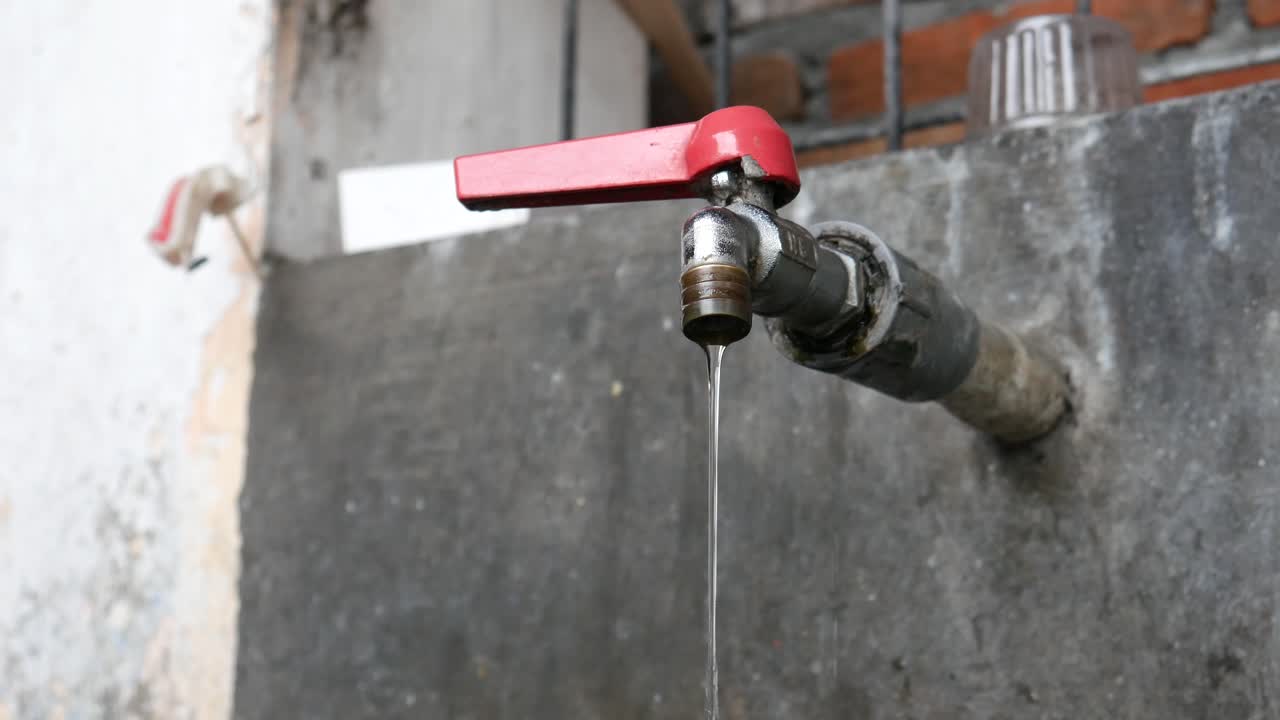 물방울이 떨어지는 깨진 탭 근접 촬영