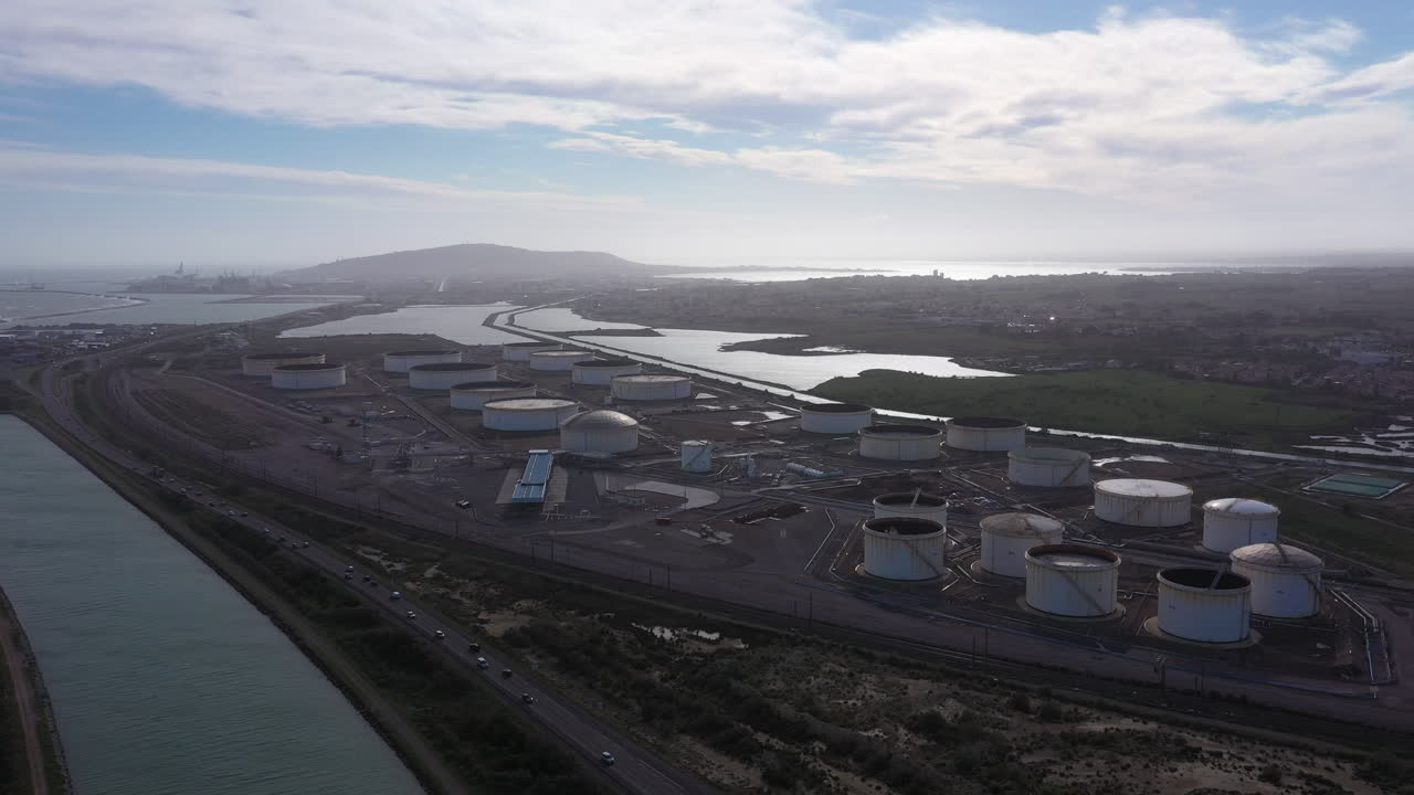 배경 에 세테 가 있는 석유 저장 시설 을 둘러싼 공중 사진, 고속도로