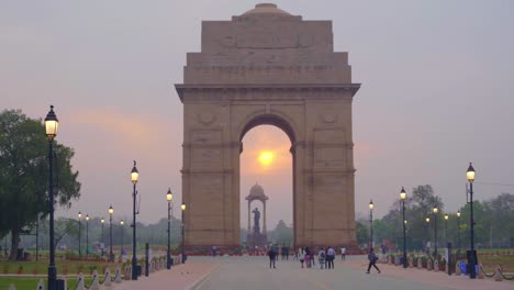 Wunderschöner-Sonnenaufgang-Am-Historischen-Und-Berühmten-India-Gate-Auf-Dem-Kartavya-Pfad-Mit-Touristen-Und-Einheimischen,-Die-Die-Aussicht-Genießen,-Neu-Delhi,-Indien