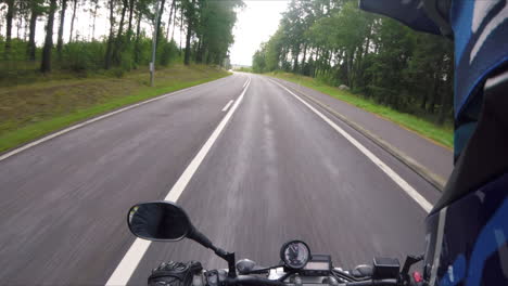 Punto-De-Vista-De-Un-Conductor-De-Motocicleta-En-Una-Carretera-Sueca-Con-Casco-Azul-Y-Guantes-Negros