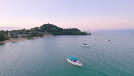 Coloridas-Vistas-Al-Mar-De-La-Puesta-De-Sol-Con-Drones-De-4k-Sobre-La-Costa-En-La-Playa-De-Bo-Phut-En-Koh-Samui-Tailandia,-Incluidos-Yates-Anclados,-Cocoteros-Y-Resorts-Frente-Al-Mar