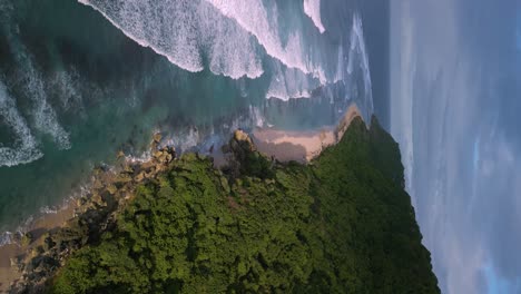 Große-Wellen-Des-Klaren-Blauen-Ozeans-Toben-Am-Paradiesischen-Strand-Auf-Bali