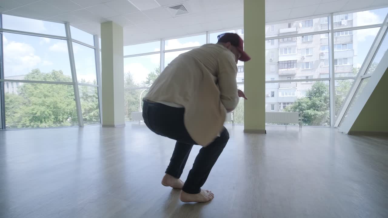 현대적인 스튜디오에서 브레이크 댄스를 하는 남자