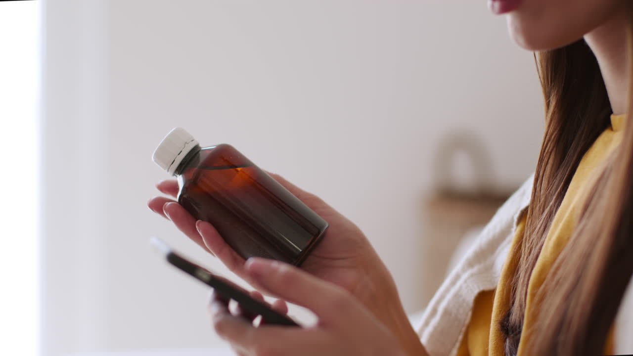 Donna che cerca informazioni sui farmaci sul suo telefono