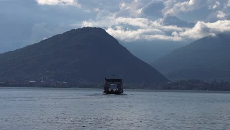 Ferry-En-La-Distancia-Cerca-De-La-Ciudad-Laveno-mombello,-Provincia-De-Varese,-Lago-Maggiore,-Italia