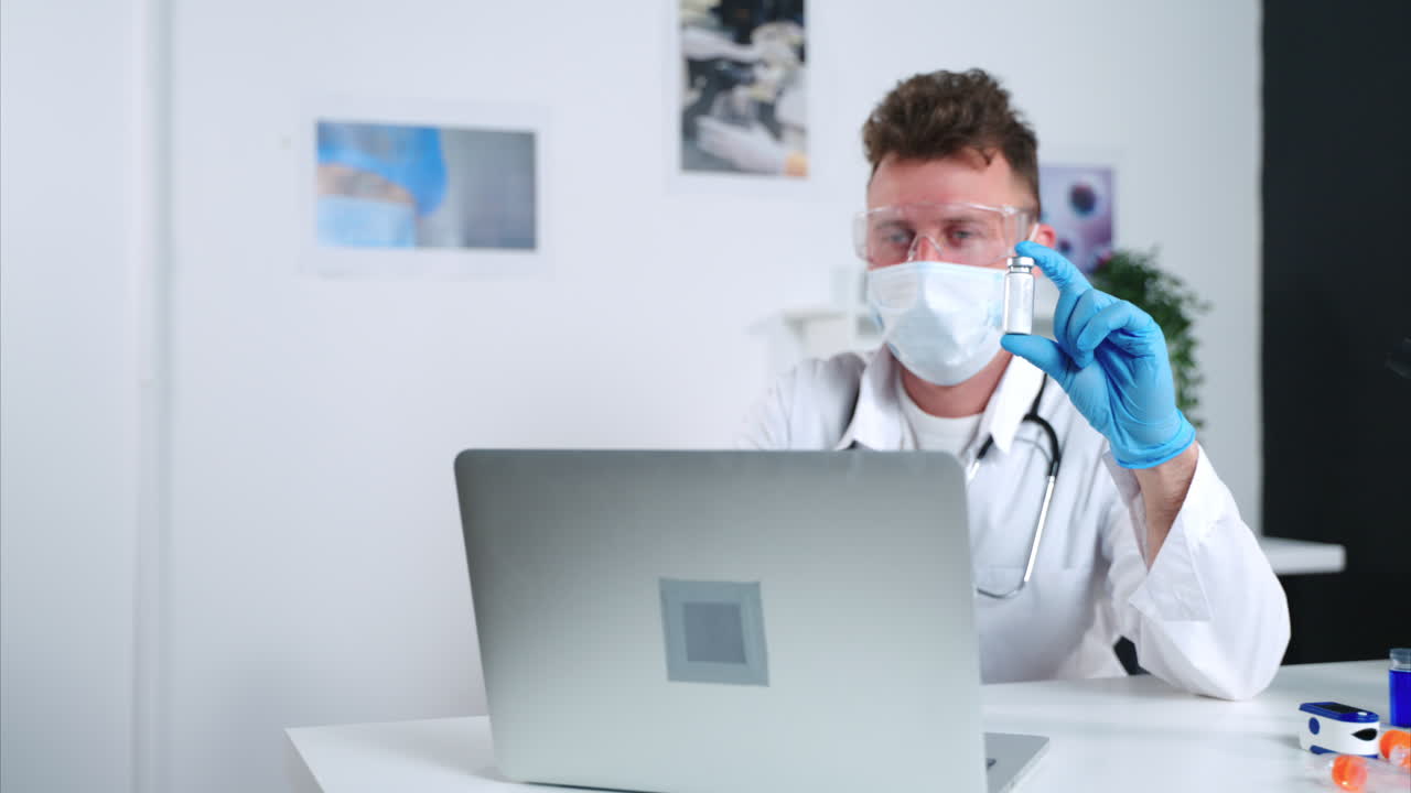 médico examinando una muestra en un entorno de laboratorio