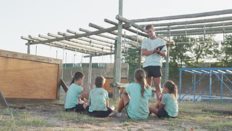 Grupo-De-Niños-Y-Niñas-Caucásicos-Juntos-En-El-Campo-De-Entrenamiento