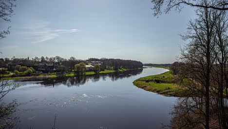 río en una aldea rural - paisaje de lapso de tiempo