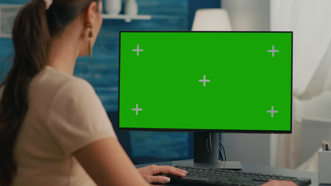 primer plano de una mujer de negocios que usa una computadora personal