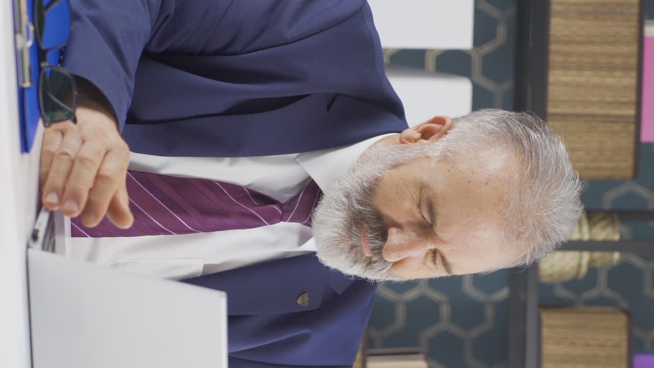 카메라를 바라보는  ⁇ 은 사업가의 수직 비디오 불행하고 우울합니다.