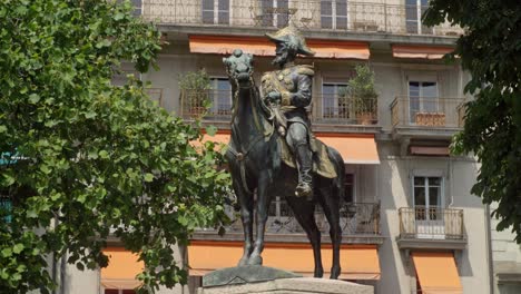 Statue-Eines-Mannes-Auf-Einem-Pferd-In-Genf,-Schweiz