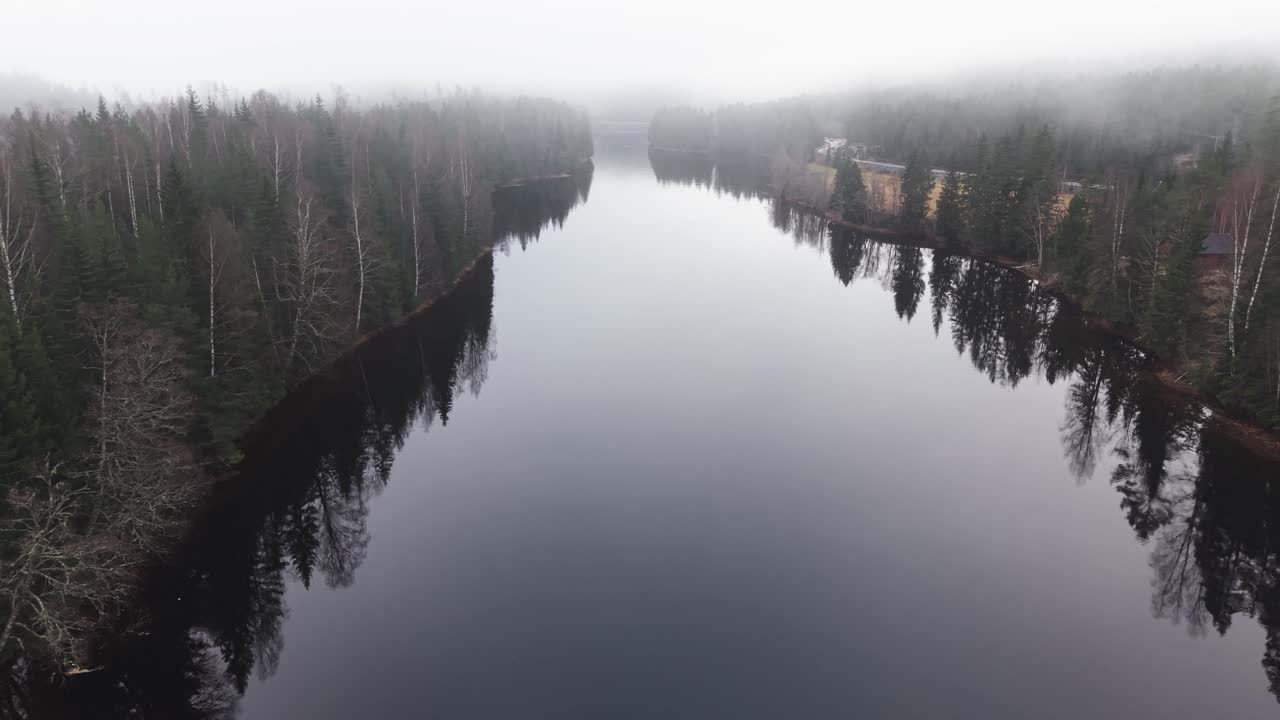 Let nad mlhavou řekou v Norsku