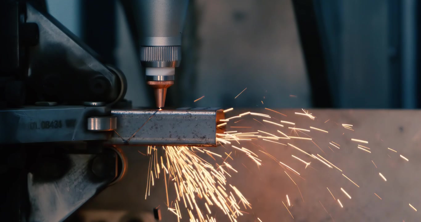 Taglio laser CNC del metallo, moderna tecnologia industriale per la realizzazione di dettagli industriali. Ripreso con telecamera super slow motion a 1000 fps.