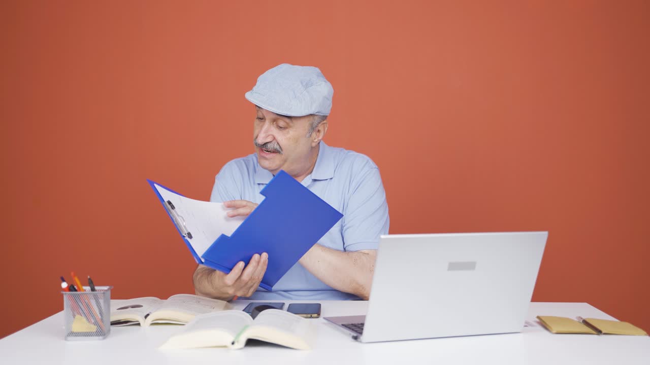 파일을 검토하는  ⁇ 은이는 머리로 파일을 승인합니다.