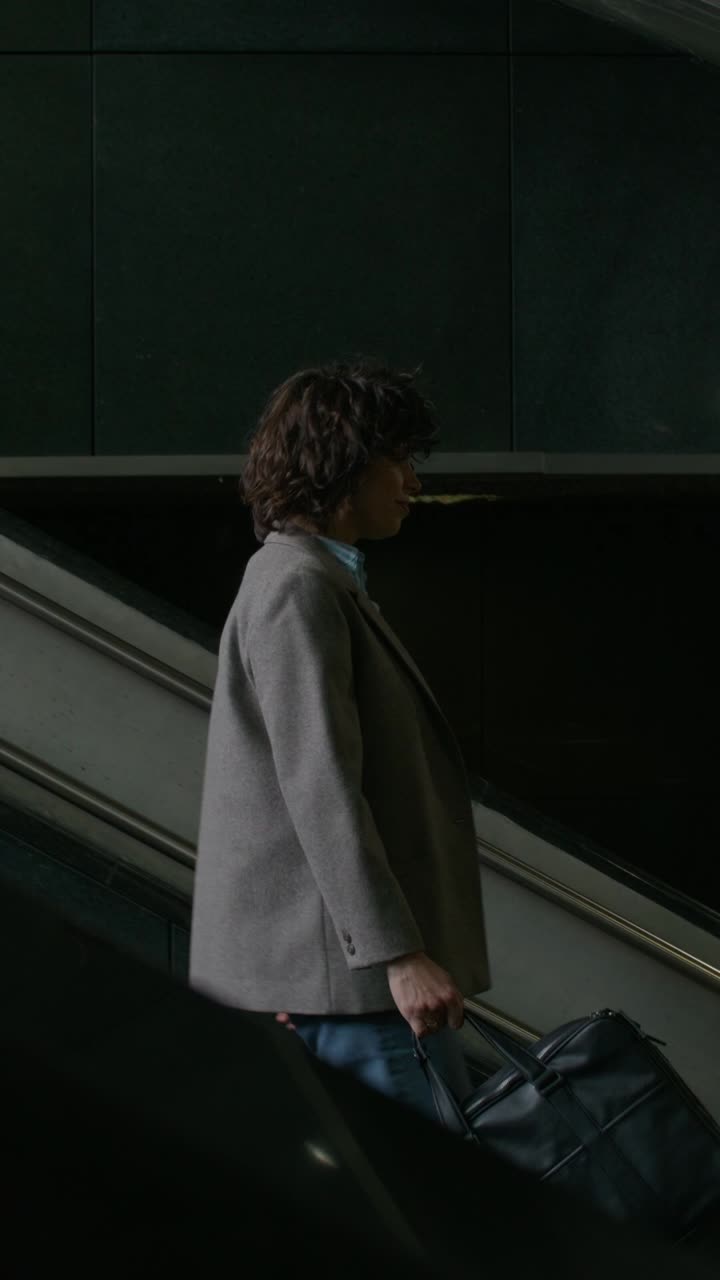 mujer en una escalera mecánica