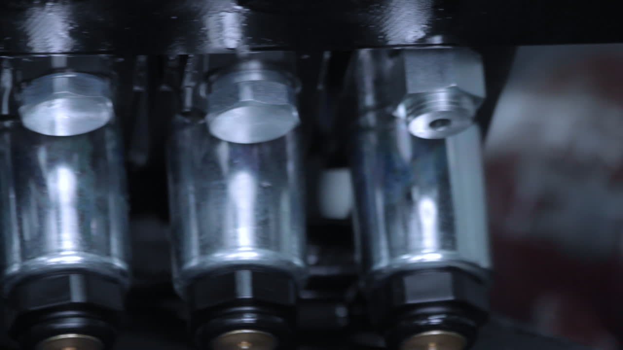 modelo industrial de equipo. tuercas retorcidas en la unidad. conectores metálicos