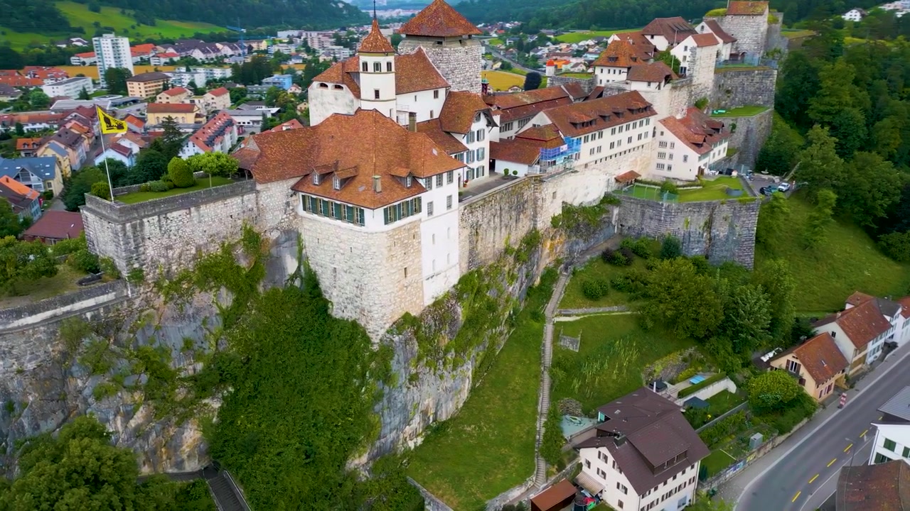 Video drone 4K dell'antica Fortezza di Aarburg ad Aarburg, Svizzera