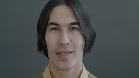 retrato de un hombre sonriente