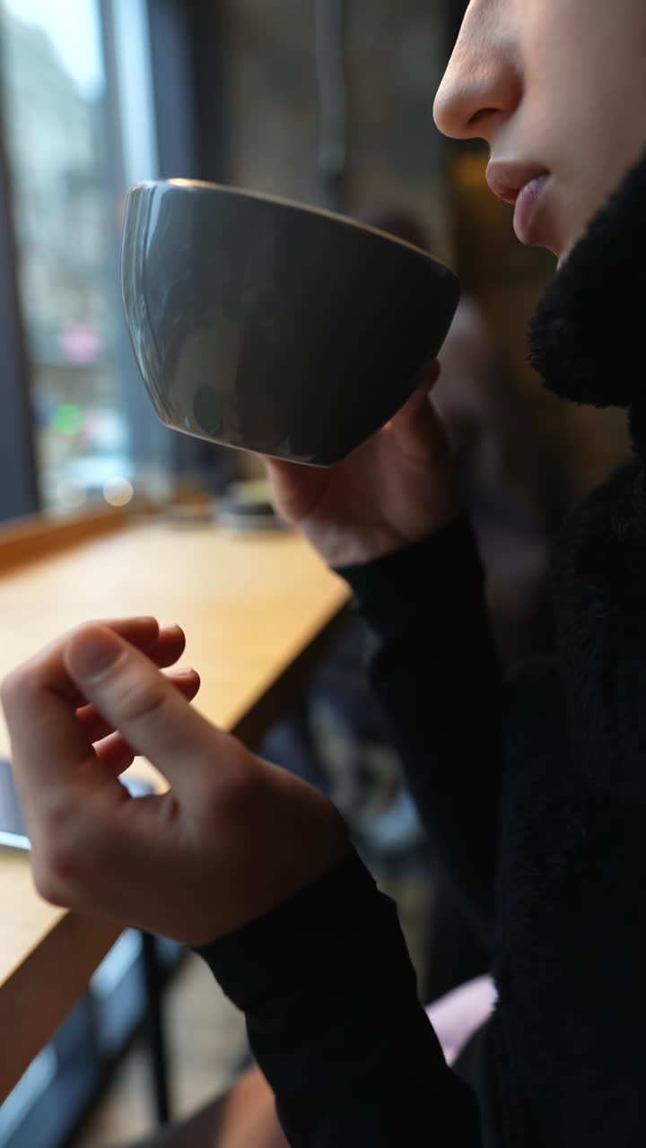 카페에서 커피를 마시는 여자