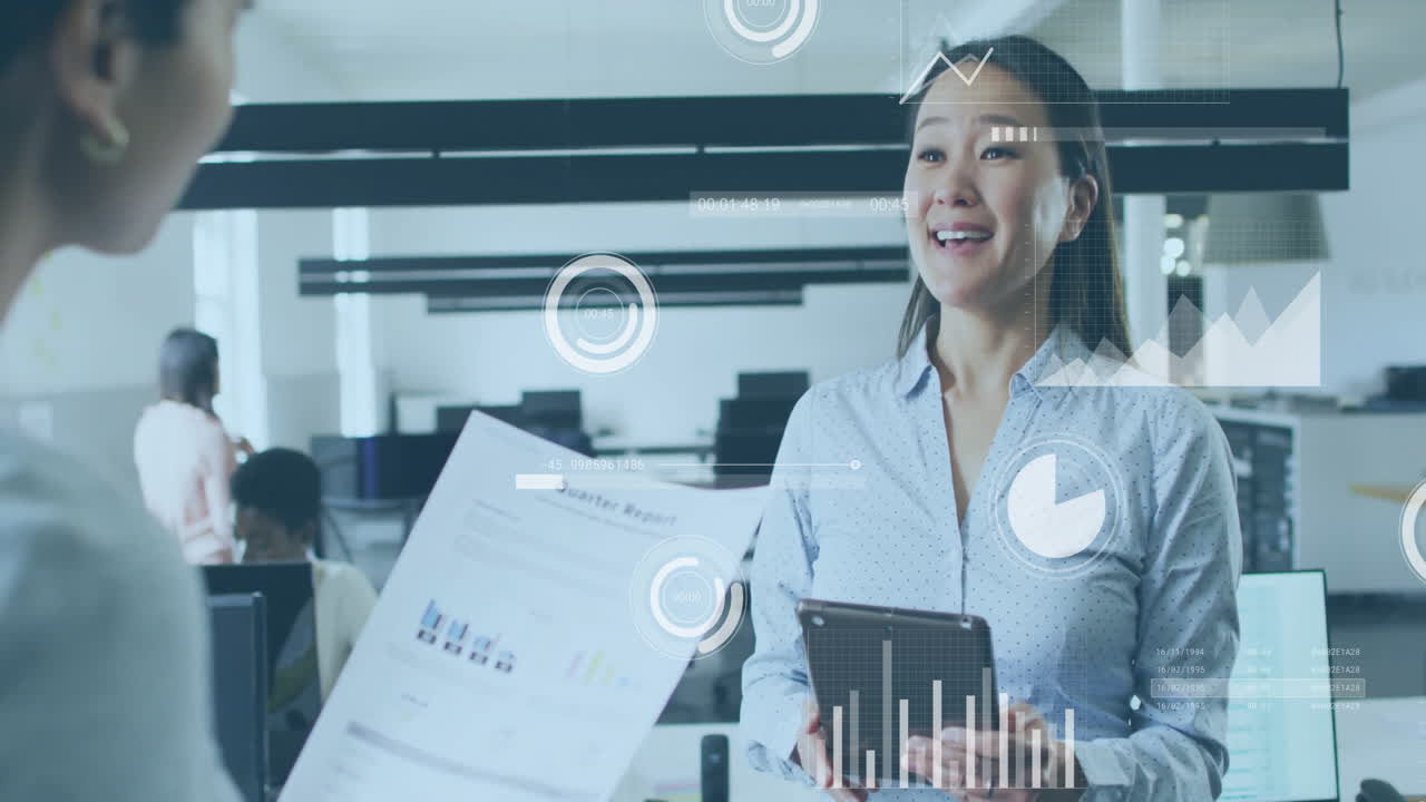 animación del procesamiento de datos financieros sobre diversos colegas que discuten el trabajo en la oficina
