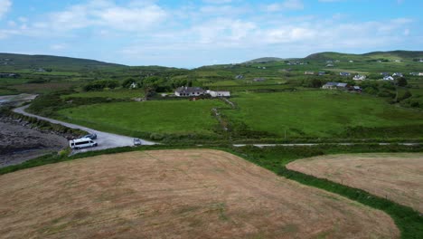 Bemooste-Burgruine-Von-Ballycarbery-Mit-Einem-Touristenauto,-Das-Sich-Nähert,-Um-Sie-Zu-Besichtigen