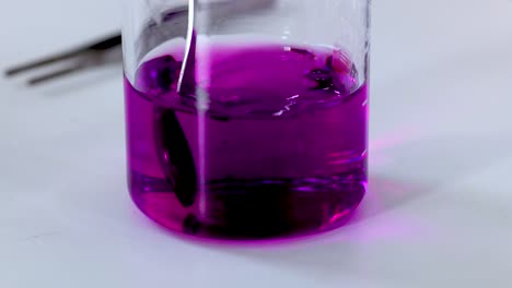 cambio de color en la solución de permanganato de potasio